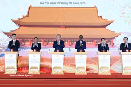 越共中央总书记、国家主席苏林与各位代表共同启动敬天殿保护、修缮与复原投资项目开工仪式。图：越通社 