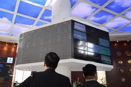 投资者在HOSE交易所盯盘。图：越通社