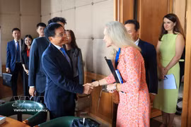 越南政府副总理阮文胜会见世界贸易组织（WTO）副总干事詹妮弗·D.J.·诺德奎斯特 图自越通社