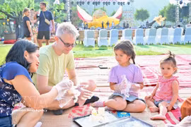 许多国际游客兴致勃勃地体验中秋节特色活动。图自：越通社