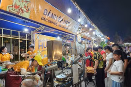 游客在2024年顺化传统美食周上品尝顺化特色糕点。图源：越通社