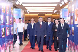 越共中央总书记、国家主席苏林与各位代表参观“平凡而高尚的榜样”展览。图自越通社