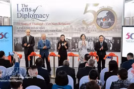 各位嘉宾共同为纪念越泰建交50周年图片展开幕剪彩。图自越通社