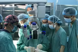 顺化中央医院医生为患者进行角膜移植手术，所用角膜来自美国捐献者。 图自越通社