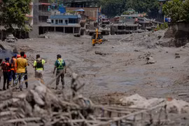 2026年8月27日，尼泊尔努瓦科特地区发生洪水和山体滑坡灾害后，救援人员搜寻遇难者。图自新华社/越通社发 