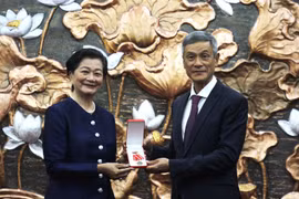 越南驻柬埔寨大使馆在柬埔寨首都金边向柬埔寨王国驻越南大使谢金塔（Chea Kimtha）授予越南国家崇高荣誉——友谊勋章 图自越通社