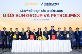 Sun Group集团副总经理阮孟军与Petrolimex副总经理阮光勇签署双方战略合作协议。图自Petrolimex