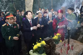 越南国家主席梁强出席雄王祭祖大典并敬香 图自越通社