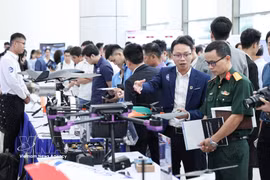 2025年8月25日，与会代表参观战略技术产业三大创新网络发布仪式上的展位。图自越通社。
