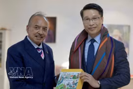 越南驻东帝汶临时代办范平潭与东帝汶副总理、经济事务统筹部长兼旅游与环境部长弗朗西斯科·卡尔布阿迪·莱互赠纪念品。图：越通社发
