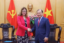 胡志明国家政治学院常务副院长黎海平会见联合国儿童基金会驻越南代表西尔维娅·达奈洛夫。图片来源：越通社