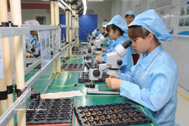 北宁省廷蘸工业区 Vietonic 公司在产品出厂前进行质量检查。图自越通社