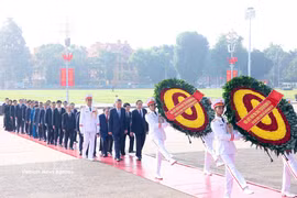越南党和国家领导人悼念英雄烈士并瞻仰胡志明主席遗容 图自越通社