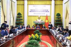 越南国家主席办公厅正式公布由越南社会主义共和国主席签署的主席令，颁布第十五届国会第十次会议通过的13部重要法律。图自越通社