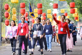  中国旅游团参观升龙皇城中心遗址。图：越通社 