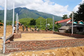 莱州省军事指挥部官兵集中力量为当地群众修建住房。图自越通社