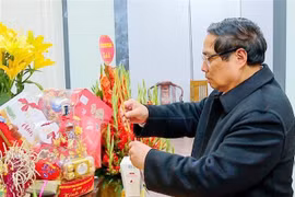越南政府总理范明政向已故越共中央总书记阮富仲敬香 图自越通社