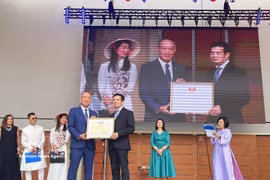 范长江大使向旅居斯洛伐克越南人协会委员会颁发越南祖国阵线中央委员会奖状。图：越通社发。