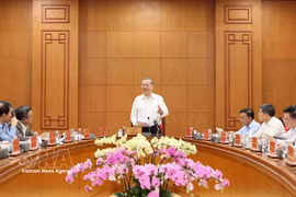 以下是您提供的图片说明的中文翻译： 越共中央总书记、中央反腐败、反浪费、反消极指导委员会主任苏林在2026年3月18日召开的中央反腐败、反浪费、反消极指导委员会常务会议上发表指导讲话。图自越通社