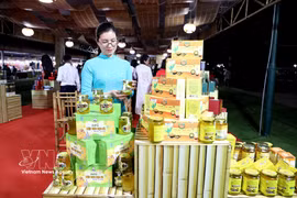 Festival各展位展示、推介各地多样的农产品、OCOP产品和特色手工艺产品。图：越通社