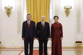 俄罗斯总统弗拉基米尔·普京与越共中央总书记、国家主席苏林及夫人合影。图自越通社 
