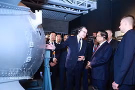 范明政总理参观原子能博物馆。图自越通社