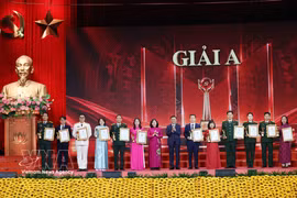 越共中央政治局委员、中央书记处常务书记、中央第35号指导委员会主任陈锦秀，越共中央政治局委员、中央书记处书记、中央祖国阵线及各群众团体党委书记、越南祖国阵线中央委员会主席裴氏明怀向一等奖获得者颁奖。图：越通社