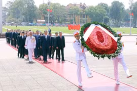 中共中央总书记、中国国家主席习近平瞻仰胡志明主席陵墓