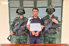Na Loi边防哨所联合省边防部队业务处及美里边防哨所开展执法行动，当场抓获29岁老挝籍男子Xồng Nhìa Xênh 图自越南之声