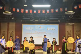 各位老师将官贺民歌视为向国际友人传授越南语的有效方法之一。图自越通社