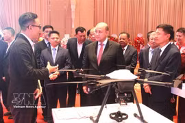 柬埔寨副首相洪玛尼（中）听取Metfone Express介绍无人机货运设备。图自越通社 