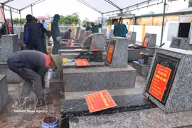 维新烈士陵园18座无名烈士墓于7月28日起开始发掘取样。图自越通社