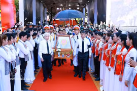 越南政府总理黎明兴出席731具烈士遗骸祭悼仪式并送葬安葬