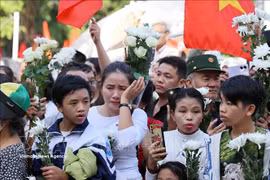 众多民众等候送别烈士前往胡志明市烈士陵园安葬。图：越通社