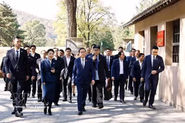 越南国会主席陈青敏和越南高级代表团参观枣园革命旧址书记处会议室。图：越通社