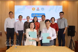 胡志明市儿童权益保护协会与胡志明市心理学与教育科学协会签署关于成立并运营儿童及家庭心理—社会支持服务点的合作协议。图自越通社