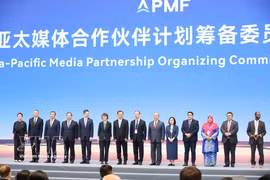 越通社副社长段氏雪绒（右起第五位）与地区各通讯社和媒体机构代表出席亚太媒体合作伙伴计划筹备委员会成立仪式。图自越通社 