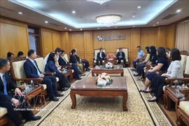 越南记者协会常务副主席阮德利在河内会见来访的中共云南省委宣传部副部长、省文明办主任彭斌一行 图自越通社