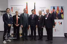越共中央委员、胡志明市委常务副书记黎国风与德国联邦议院副议长博多·拉梅洛（Bodo Ramelow）、越南驻德大使阮德成（右二）以及德越协会主席罗尔夫·舒尔茨（Rolf Schulze，右一）合影。图自越通社
