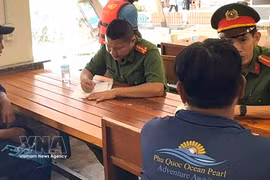 调查机关正在与富国岛快艇沉没事故相关船员进行调查问话。图：越通社发 
