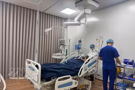 富国岛医院医护人员正在对事故伤员进行救治和治疗。图自越通社 