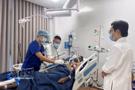 富国特区领导前往富国岛医院，看望正在接受治疗和护理的事故伤员。图片：越通社发 