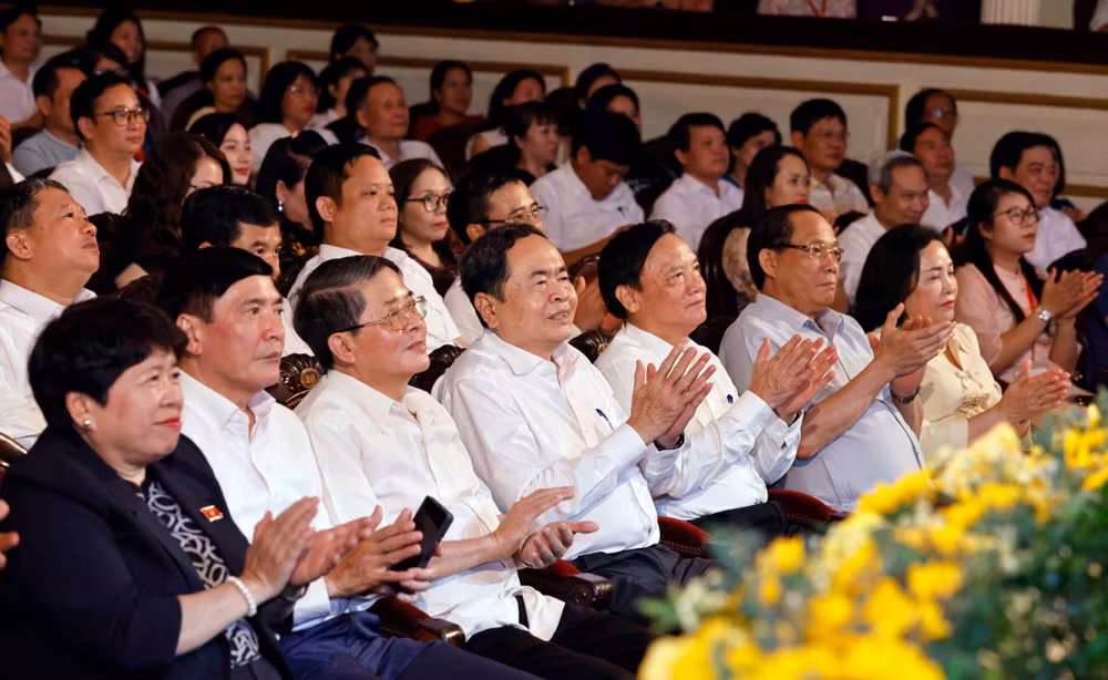 vna_potal_chu_tich_quoc_hoi_tran_thanh_man_du_chuong_trinh_nghe_thuat_“nang_ba_dinh”__7560074.jpg