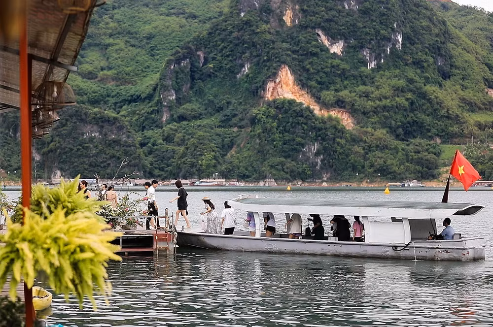Khách du lịch thăm quan lòng hồ Hòa Bình. Ảnh-TTXVN.jpg