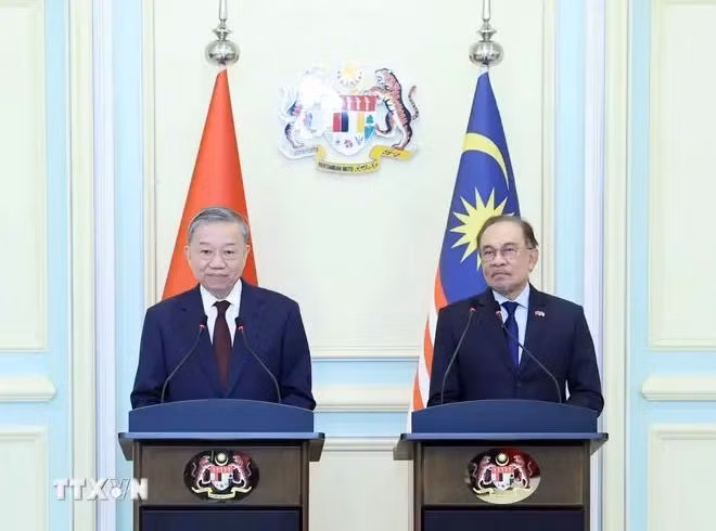 tong-bi-thu-va-thu-tuong-malaysia-chung-kien-trao-doi-cac-van-kien-hop-tac-giua-2-nuoc-3-3579.webp