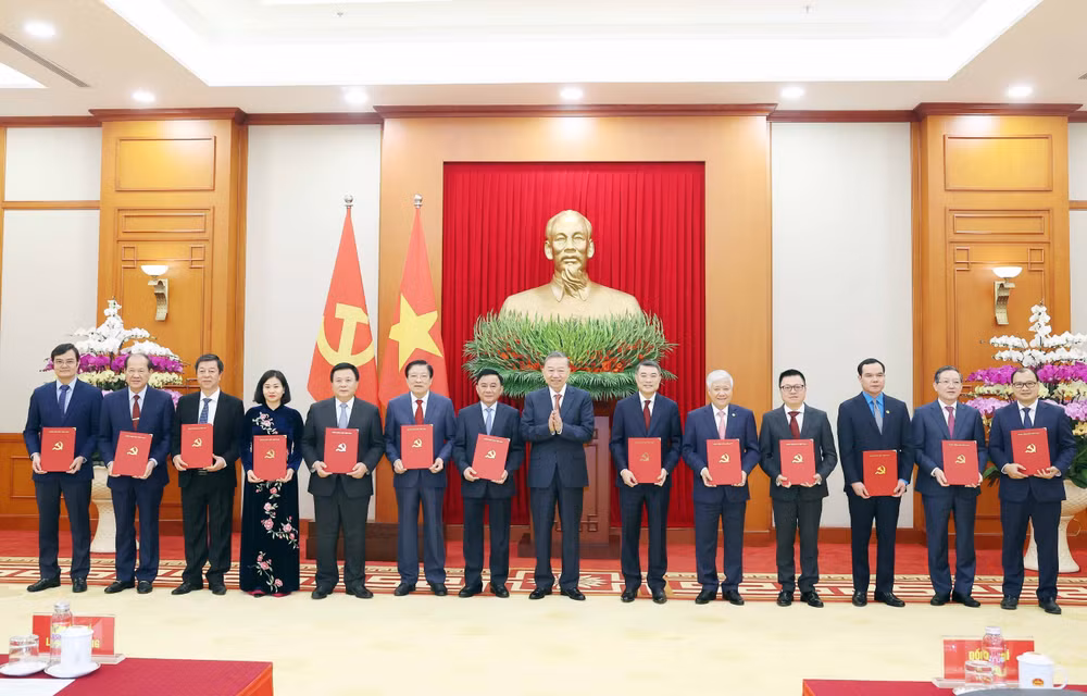 vna-potal-hoi-nghi-cong-bo-quyet-dinh-cua-bo-chinh-tri-ve-chuc-nang-nhiem-vu-cua-13-co-quan-don-vi-7782046.jpg