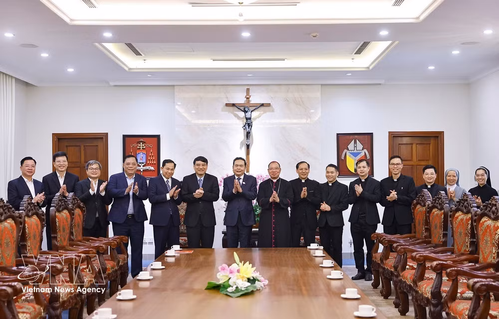 vnanet-potal-chu-tich-quoc-hoi-tran-thanh-man-chuc-mung-tong-giao-phan-ha-noi-dip-le-phuc-sinh-nam-2026-8682166.jpg