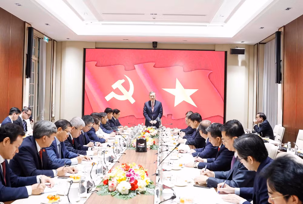 vna-potal-tong-bi-thu-lam-viec-voi-cac-dai-su-truong-co-quan-dai-dien-viet-nam-o-nuoc-ngoai-8550595.jpg