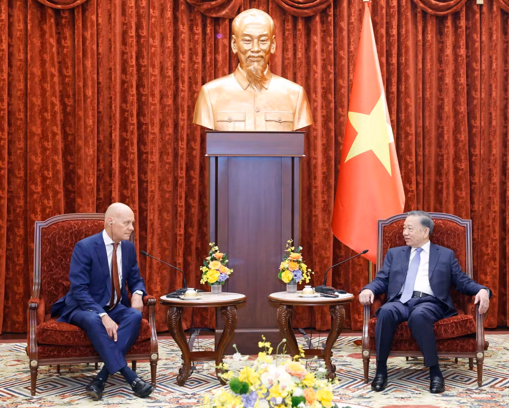 vnaet-potal-tong-bi-thu-chu-tich-nuoc-to-lam-tiep-dai-su-ha-lan-kees-van-baar-chao-tu-biet-8875947-1.jpg