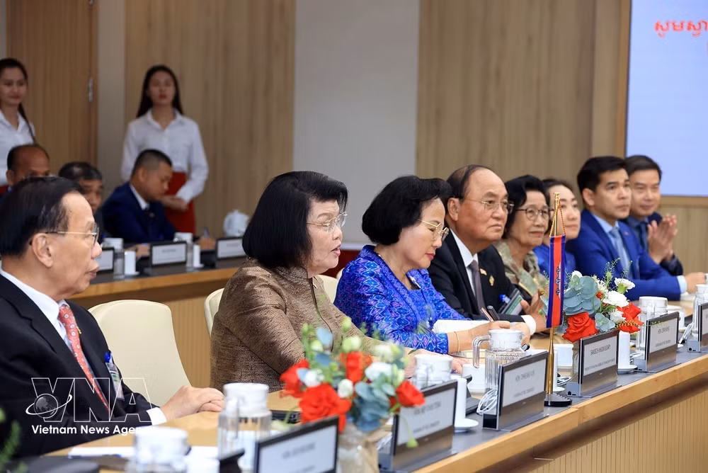 vnanet-vna-potal-chu-tich-quoc-hoi-campuchia-tham-tap-doan-cong-nghe-vien-thong-quan-doi-viettel-8918527.jpg